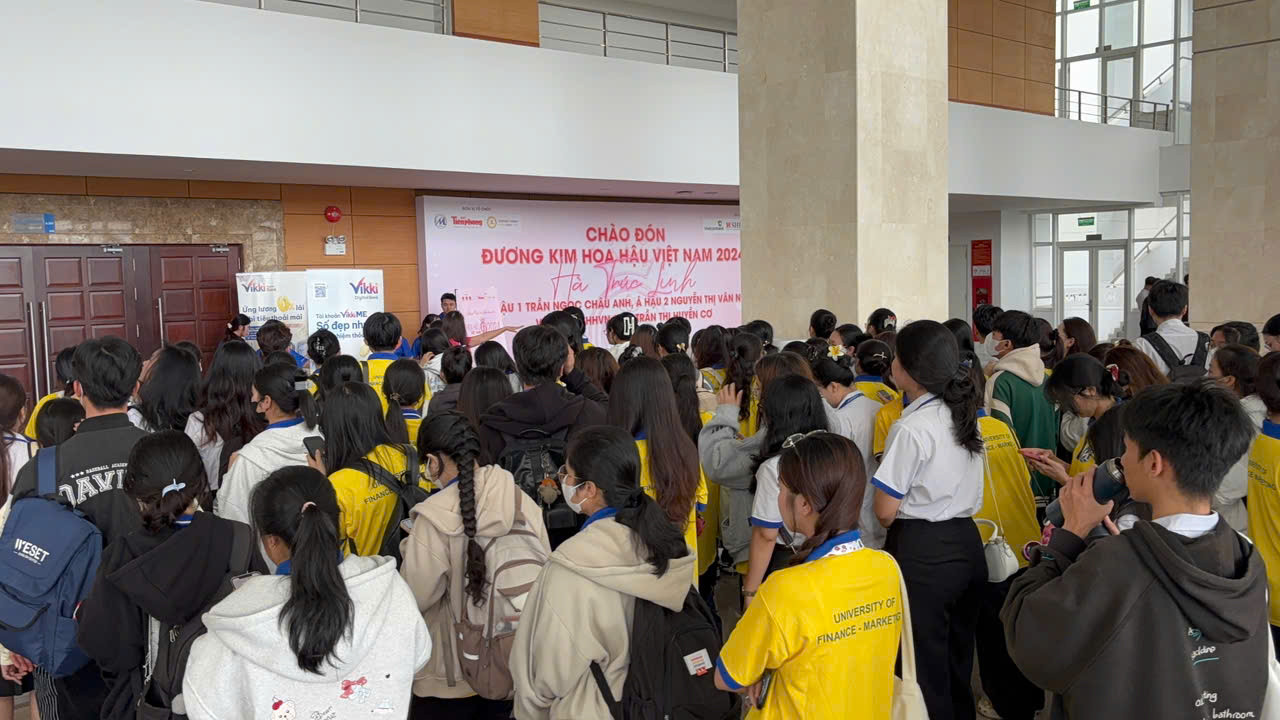 Hàng nghìn sinh viên hào hứng đón Top 3 Hoa hậu Việt Nam 2024. Ảnh: Nguyễn Dũng Hàng nghìn sinh viên hào hứng đón Top 3 Hoa hậu Việt Nam 2024. Ảnh: Nguyễn Dũng