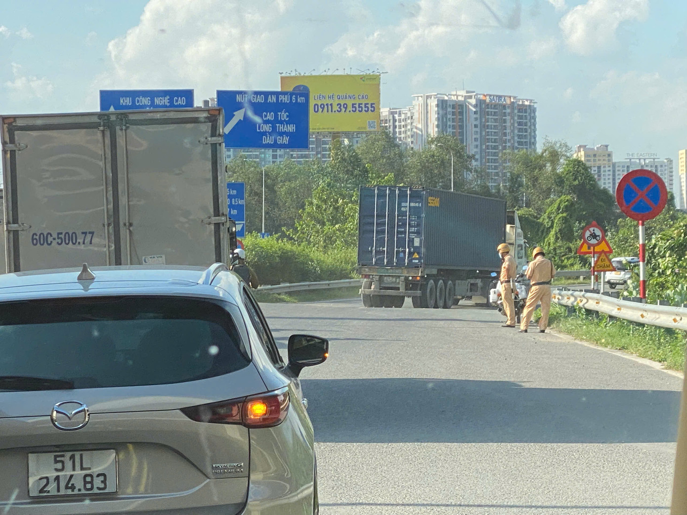 Lực lượng chức năng túc trực ở lối vào cao tốc để điều tiết. Ảnh: Hữu Huy