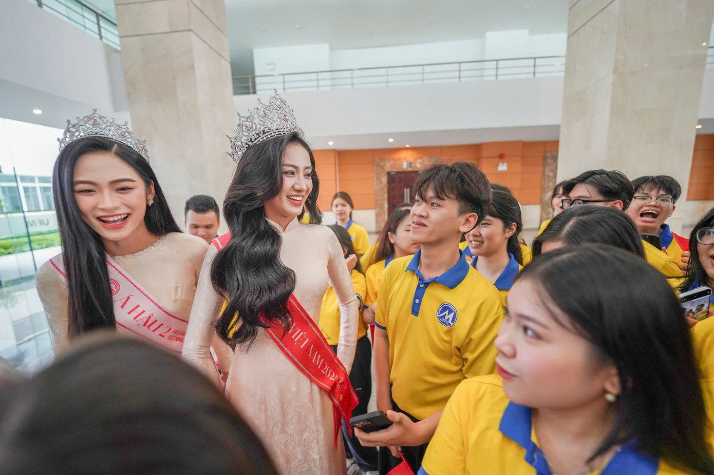 Hoa hậu Trúc Linh giao lưu cùng các bạn sinh viên. Ảnh: Phạm Nguyễn. Hoa hậu Trúc Linh giao lưu cùng các bạn sinh viên. Ảnh: Phạm Nguyễn.