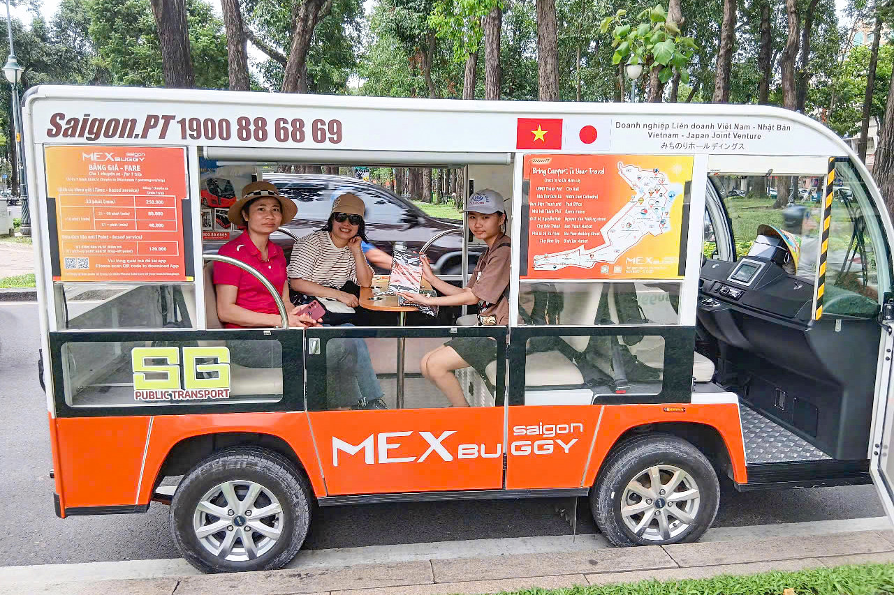 Xe điện phục vụ vận chuyển khách du lịch tham quan trung tâm TPHCM. Ảnh: Saigon.PT