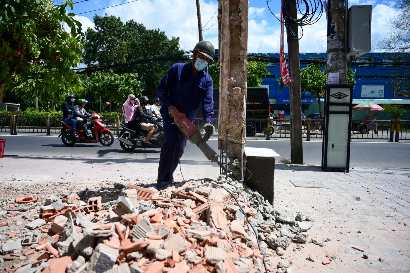 Các đơn vị thi công, chuẩn bị mặt bằng sạch cho dự án metro số 2. Ảnh: Duy Anh
