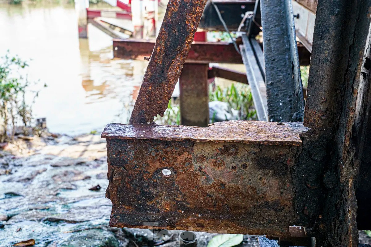 Nhiều hạng mục của cầu sắt cũ đã hoen rỉ.