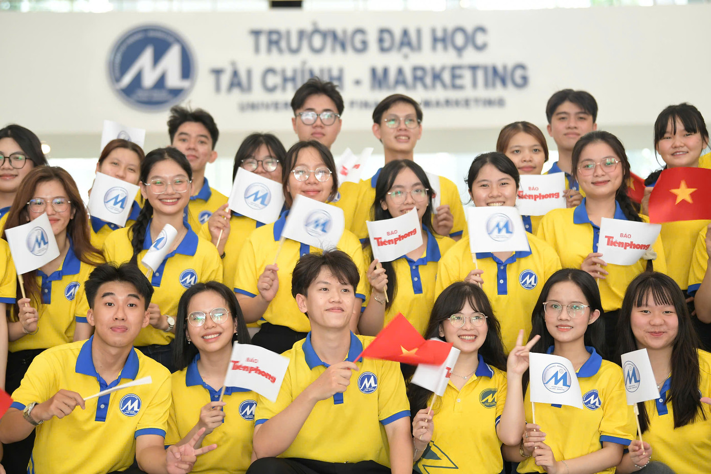 Các bạn sinh viên hào hứng chờ đón tân hoa hậu. Ảnh: Dương Triều Các bạn sinh viên hào hứng chờ đón tân hoa hậu. Ảnh: Dương Triều