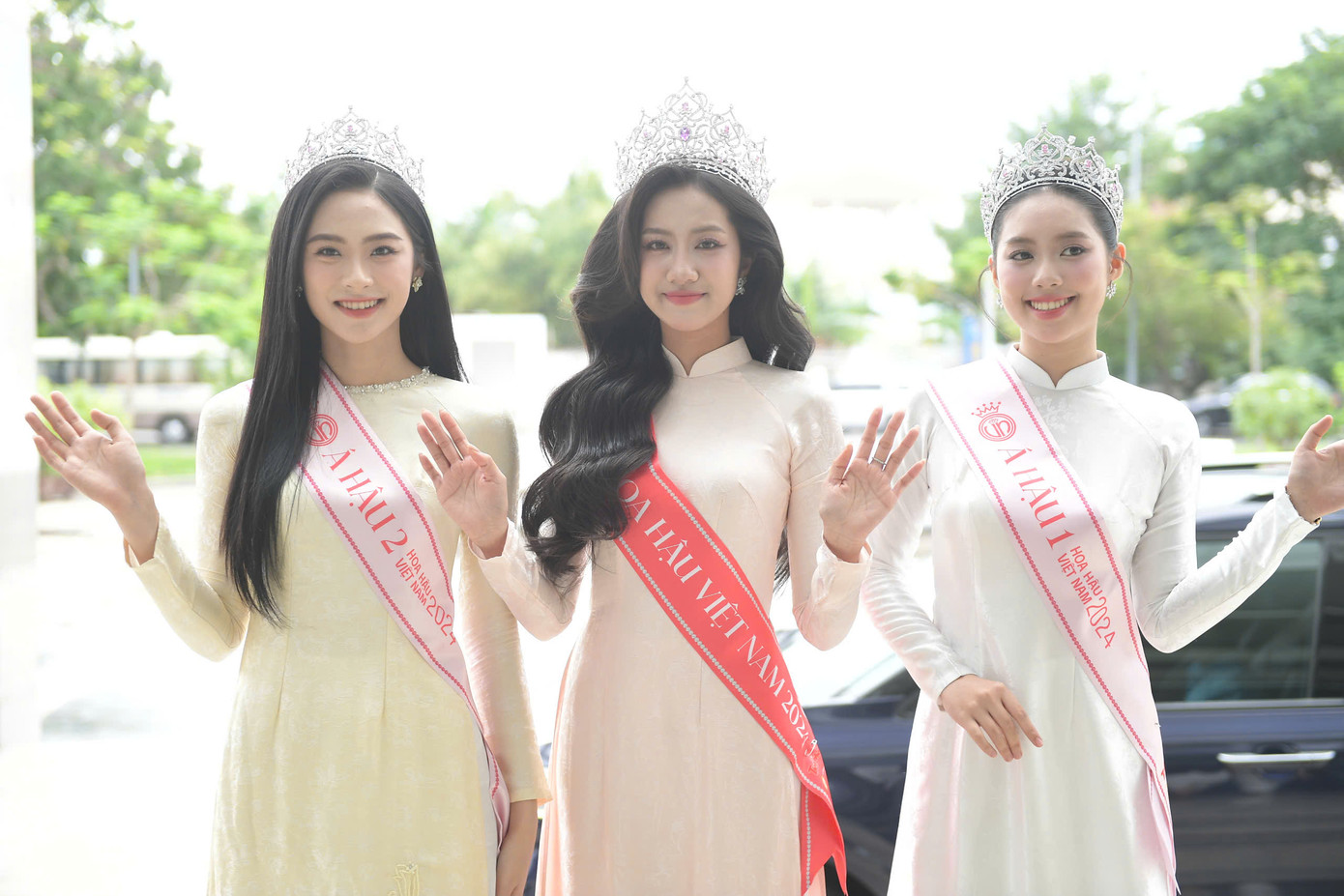 Hoa hậu Hà Trúc Linh, Á hậu 1 Vân Nhi và Á hậu 2 Châu Anh xuất hiện tại chương trình. Ảnh: Dương Triều. Hoa hậu Hà Trúc Linh, Á hậu 1 Vân Nhi và Á hậu 2 Châu Anh xuất hiện tại chương trình. Ảnh: Dương Triều.