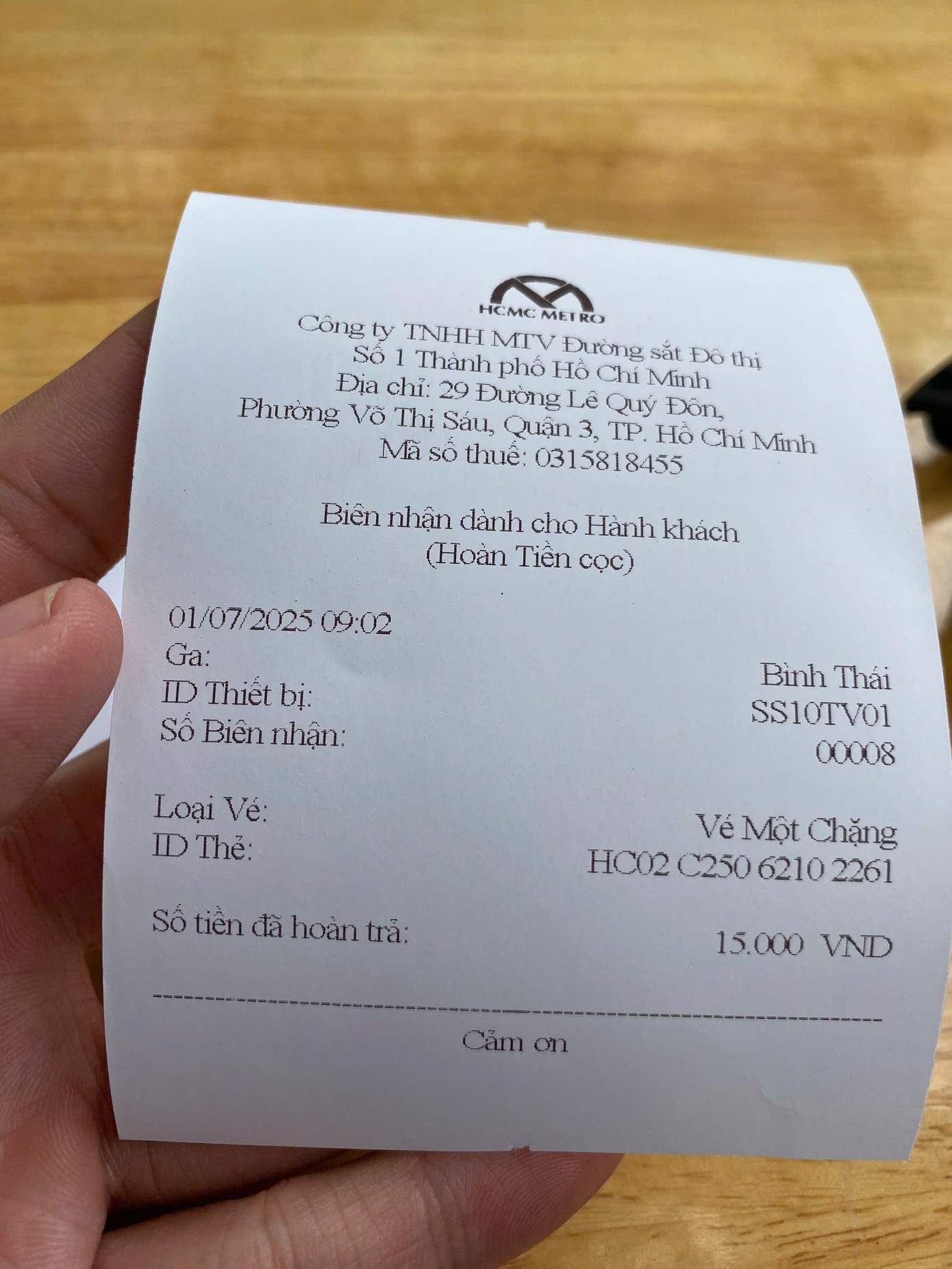 Sau khi hoàn tất chuyến đi, hành khách sẽ trả lại thẻ qua máy và nhận lại tiền cọc sử dụng thẻ.