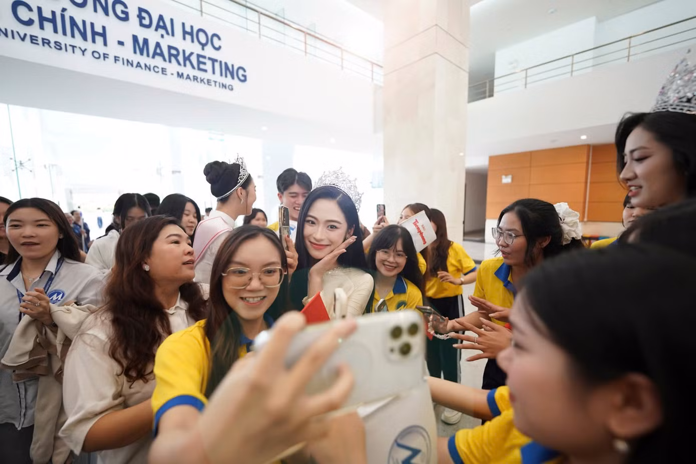 Sinh viên tranh thủ selfie lưu niệm trước giờ giao lưu với các người đẹp. Ảnh: Phạm Nguyễn. Sinh viên tranh thủ selfie lưu niệm trước giờ giao lưu với các người đẹp. Ảnh: Phạm Nguyễn.