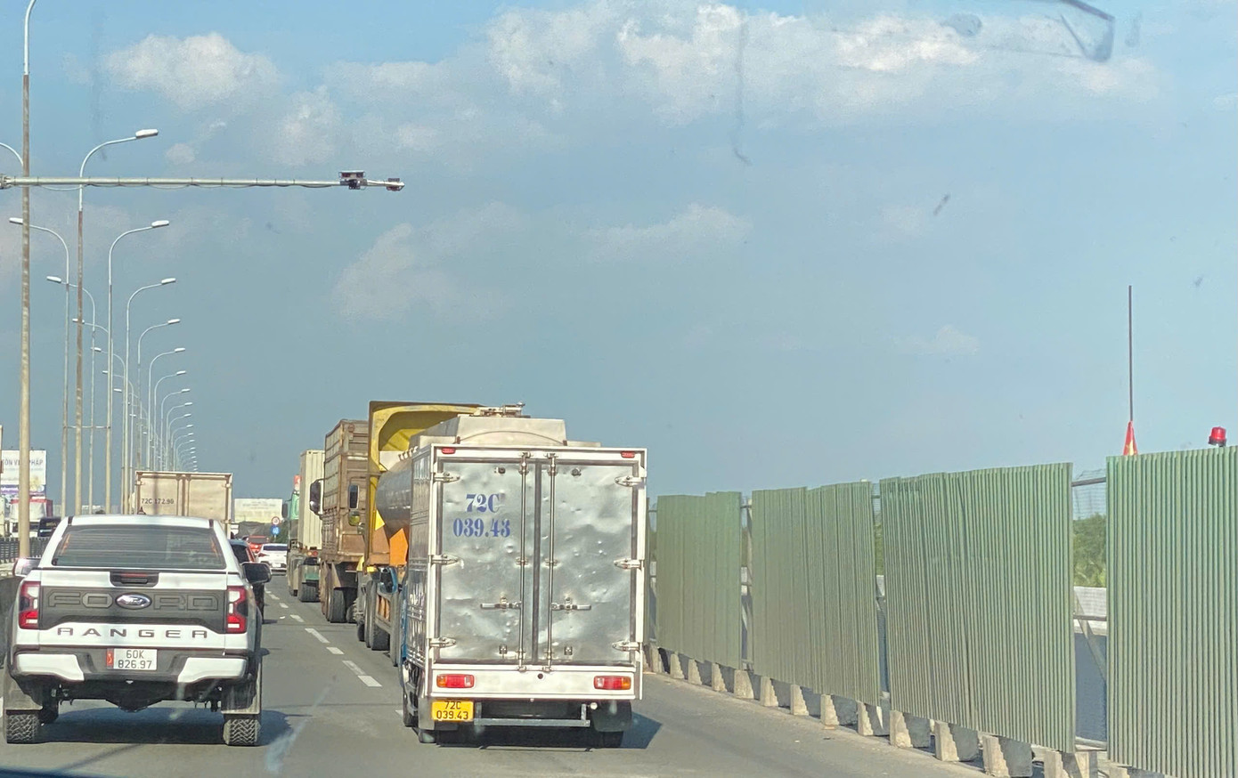 Bên cạnh đó, một đoạn cao tốc từ nút giao Vành đai 2 đến gần trạm thu phí Long Phước cũng đang thi công, có rào chắn chiếm dụng mặt đường. Ảnh: Hữu Huy