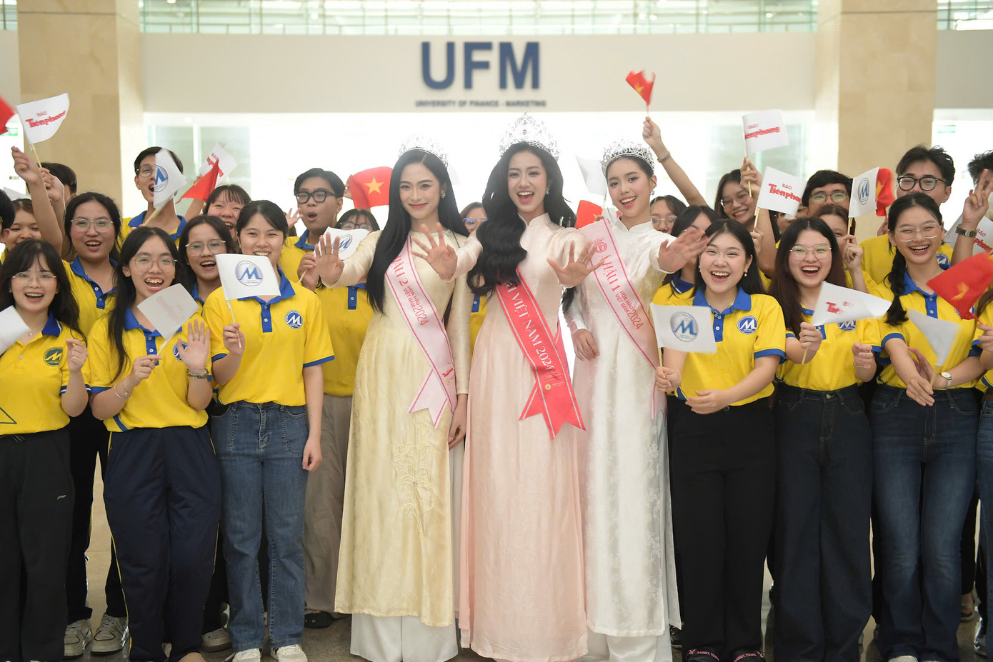 Top 3 Hoa hậu Việt Nam 2024 rạng rỡ trong khoảnh khắc hội ngộ tại UFM. Ảnh: Dương Triều. Top 3 Hoa hậu Việt Nam 2024 rạng rỡ trong khoảnh khắc hội ngộ tại UFM. Ảnh: Dương Triều.
