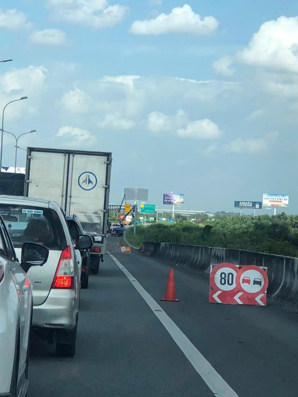 Theo phản ánh của nhiều tài xế, nguyên nhân gây ùn tắc là do đơn vị thi công đang tiến hành lắp đặt bảng chỉ dẫn trên cao tốc, khiến một phần làn xe bị thu hẹp. (Hình ảnh do người dân chia sẻ)