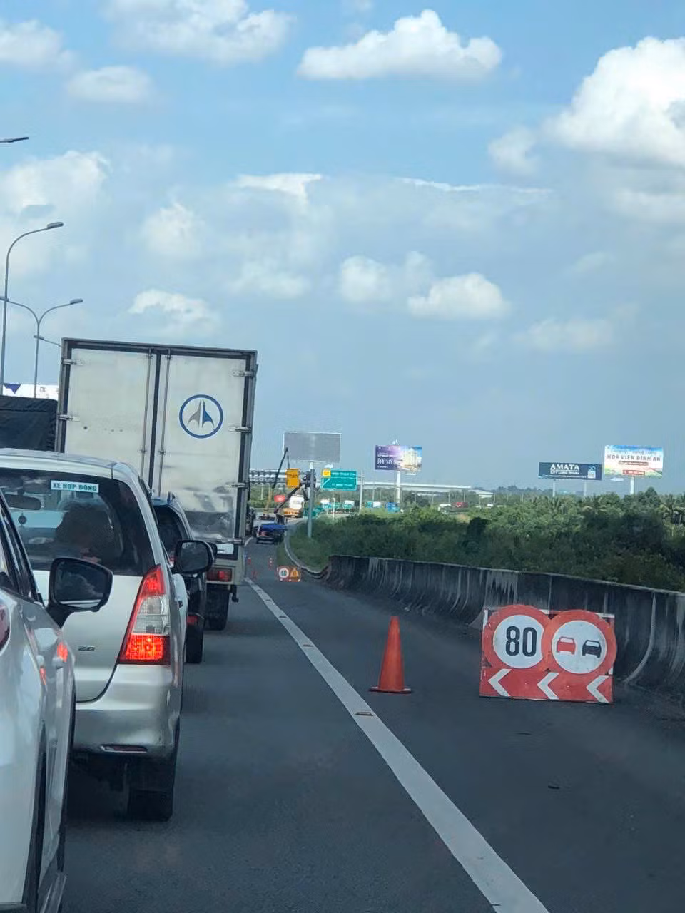 Theo phản ánh của nhiều tài xế, nguyên nhân gây ùn tắc là do đơn vị thi công đang tiến hành lắp đặt bảng chỉ dẫn trên cao tốc, khiến một phần làn xe bị thu hẹp. (Hình ảnh do người dân chia sẻ) Theo phản ánh của nhiều tài xế, nguyên nhân gây ùn tắc là do đơn vị thi công đang tiến hành lắp đặt bảng chỉ dẫn trên cao tốc, khiến một phần làn xe bị thu hẹp. (Hình ảnh do người dân chia sẻ)