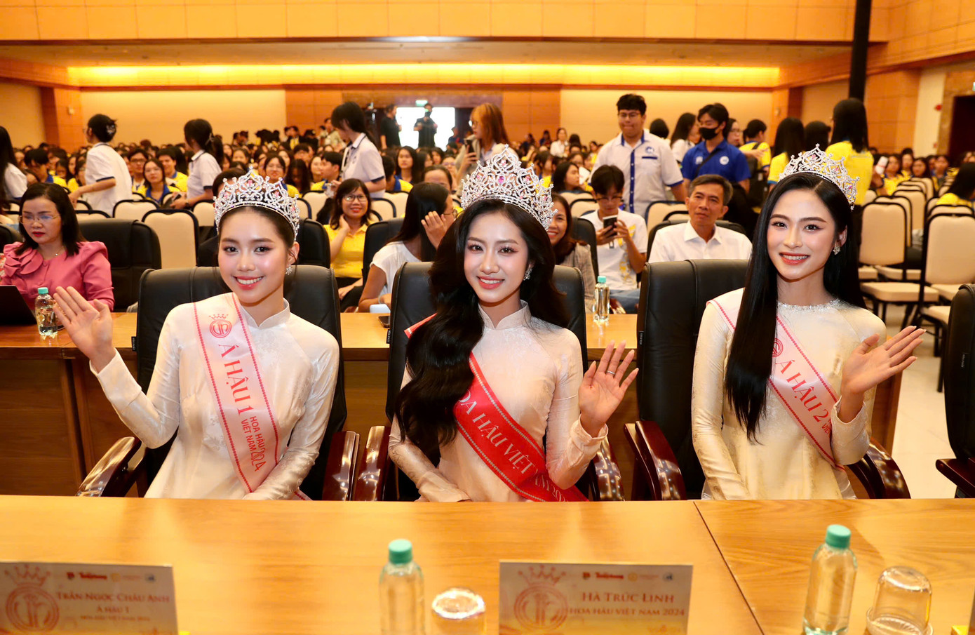 Hoa hậu Hà Trúc Linh, Á hậu Vân Nhi, Châu Anh rạng rỡ trước giờ diễn ra chương trình giao lưu. Ảnh: Duy Anh. Hoa hậu Hà Trúc Linh, Á hậu Vân Nhi, Châu Anh rạng rỡ trước giờ diễn ra chương trình giao lưu. Ảnh: Duy Anh.