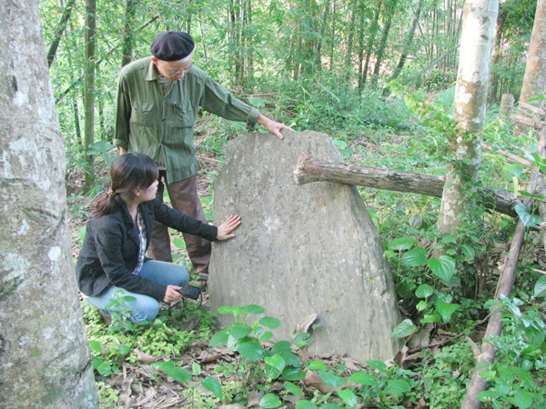 Một số ngôi mộ đá tại bản Phai, xã Trung Thành, huyện Quan Hóa không còn nguyên hiện trạng. Ảnh: Hoàng Lam