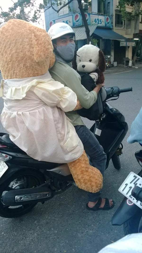  Chàng trai này có 2 gấu