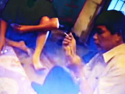 Hình ảnh cắt từ clip quay lại cảnh ông Lê Vũ Thắng - Chủ nhiệm Ủy ban kiểm tra đảng huyện Lâm Hà, tỉnh Lâm Đồng đánh bài