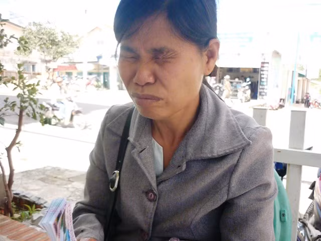 Chị Lệ bật khóc khi kể lại lần bị banh mắt ra kiểm tra