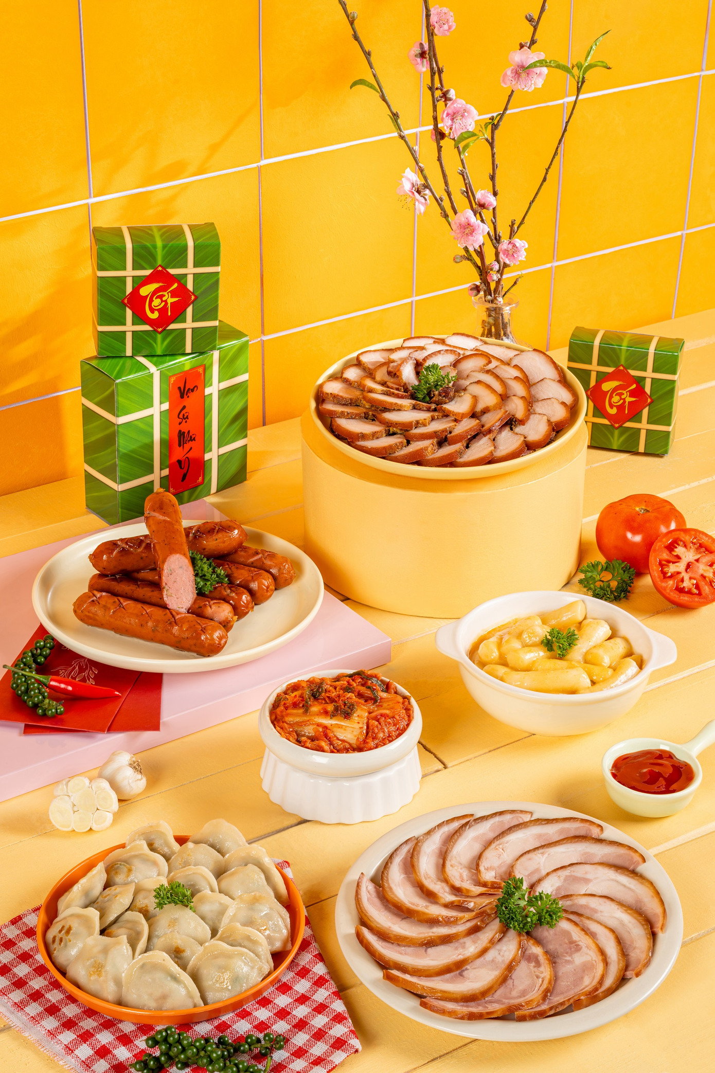 Mâm cơm Tết của nhiều gia đình ngày nay ngoài giò chả, bánh chưng, bánh tét… còn được bổ sung thêm những món ăn tiện lợi, được giới trẻ yêu thích như: xúc xích, thịt xông khói, sủi cảo, tokbokki, kim chi… Mâm cơm Tết của nhiều gia đình ngày nay ngoài giò chả, bánh chưng, bánh tét… còn được bổ sung thêm những món ăn tiện lợi, được giới trẻ yêu thích như: xúc xích, thịt xông khói, sủi cảo, tokbokki, kim chi…