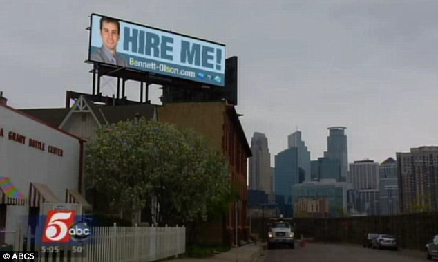 Bảng quảng cáo điện tử được đặt gần Minneapolis, Minnesota trong 24 giờ. Nó xoay ngược chiều so với quảng cáo khác 