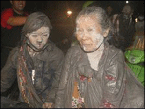 Cư dân vùng gần núi lửa buộc phải bỏ nhà chạy xuống núi mặt dính đầy tro bụi. Cư dân vùng gần núi lửa buộc phải bỏ nhà chạy xuống núi mặt dính đầy tro bụi.