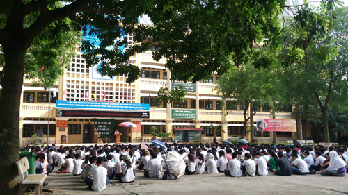 Các thí sinh dự thi tại cụm thi trường THPT Nhân Chính (Thanh Xuân, Hà Nội) nghe nhà trường phổ biến quy chế thi