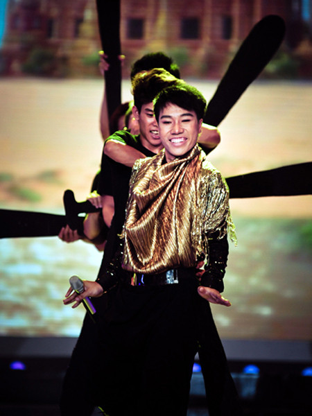 Nguyễn Đình Thanh Tâm ứng dụng âm nhạc và văn hóa của người Kh’mer tại SMĐH. Ảnh: Hoàng Trương