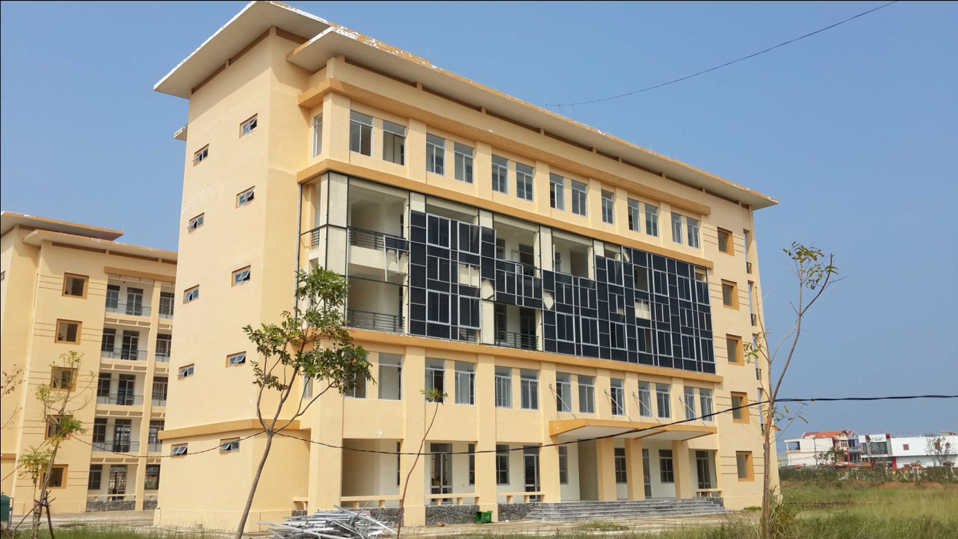 Vách kính của Đại học Đồng Hới bị tàn phá nặng nề sau cơn bão. Vách kính của Đại học Đồng Hới bị tàn phá nặng nề sau cơn bão.