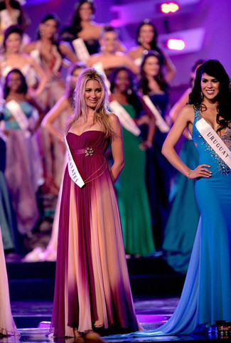 Miss Hoa Kỳ Lisa-Marie Kohrs trên sân khấu trong đêm chung kết Miss World 2009. Ảnh Reuters