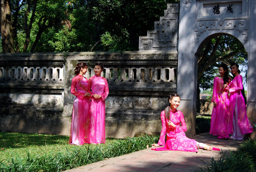 Cô gái ngồi giữa chính là Đàm Thu Trang năm 2008. Thời đó, cô đã sở hữu chiều cao vượt trội