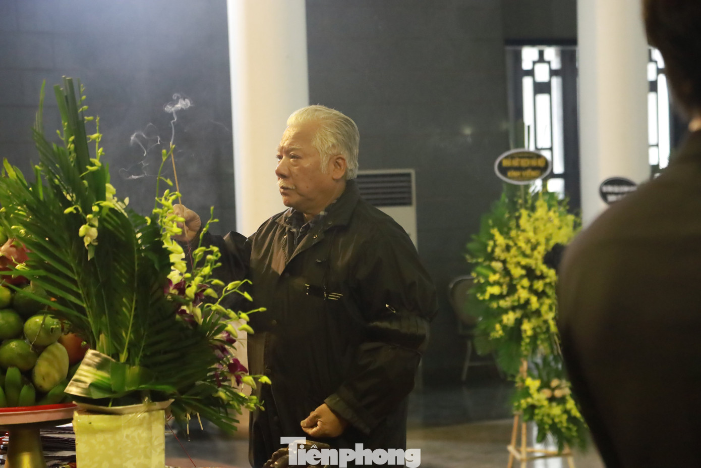 NSƯT Lê Chức, NSND Quốc Anh bái biệt NSND Doãn Hoàng Giang. Ảnh: TRỌNG TÀI.