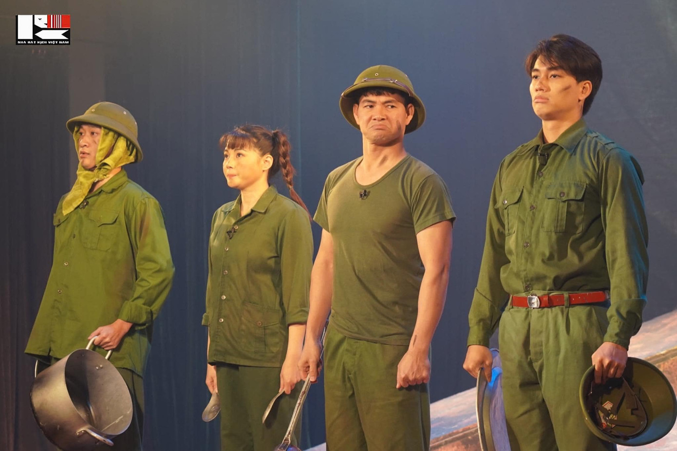 NSƯT Xuân Bắc dù bận rộn vẫn sắp xếp biểu diễn trong một số tác phẩm như Bão tố Trường Sơn, cố NSND Anh Tú dàn dựng.