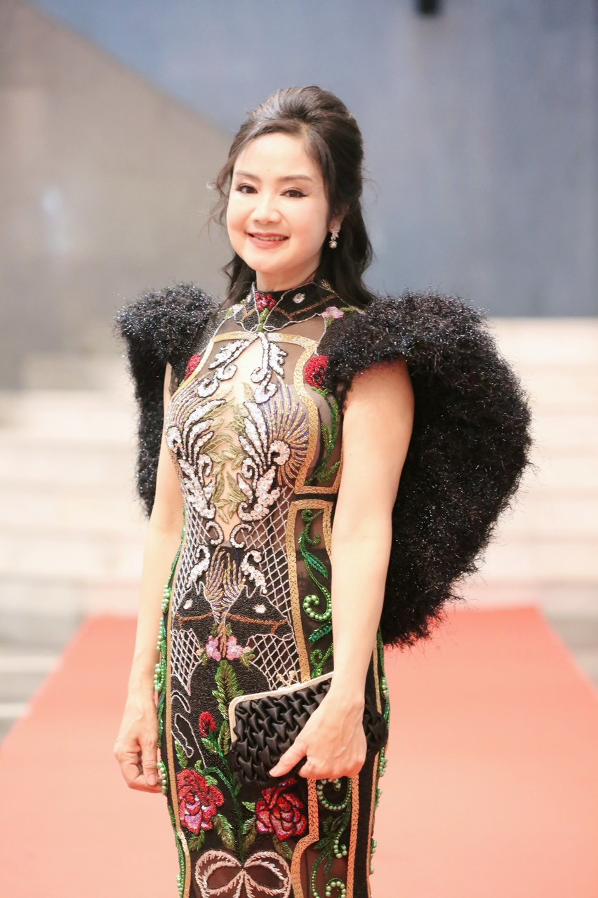 NSND Thu Hà từng có tên trong đề cử mùa giải VTV Awards 2021, năm nay chị đến dự với tư cách khách mời trao giải Nam diễn viên ấn tượng. Sau Hướng dương ngược nắng, NSND Thu Hà chờ đợi kịch bản thật sự hay, tuy nhiên vai cho lứa tuổi của chị không nhiều. Trả lời Tiền Phong, NSND Thu Hà khẳng định bên cạnh việc chờ đợi các vai diễn ưng ý, chị vẫn nhận lời làm vai khách mời, gần nhất là vai khách mời trong Thông gia ngõ hẹp.