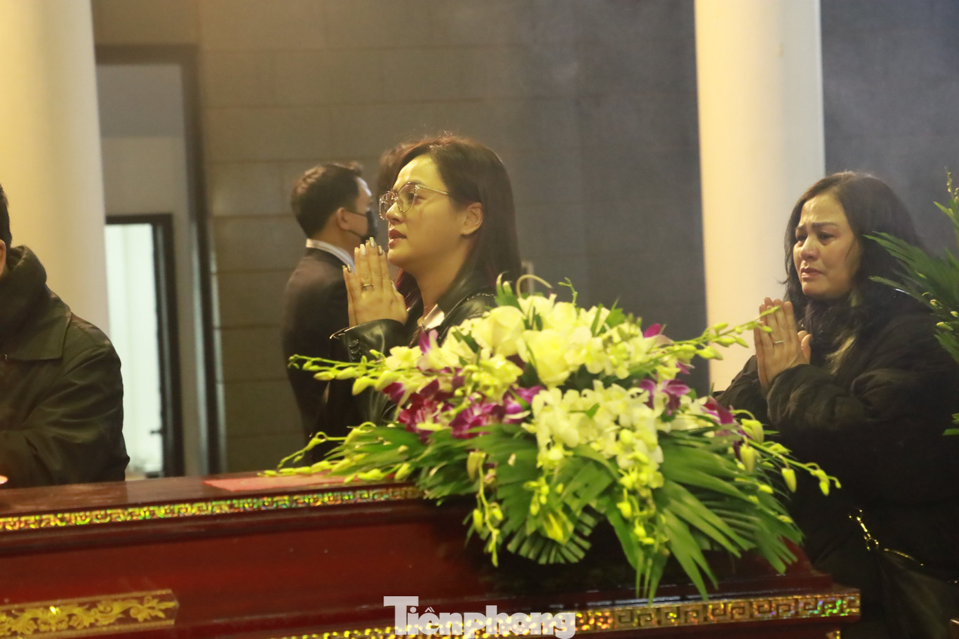 Diễn viên Thanh Hương (trái), Thu Quỳnh nghẹn ngào tiễn biệt đạo diễn gạo cội Doãn Hoàng Giang. Ảnh: TRỌNG TÀI.