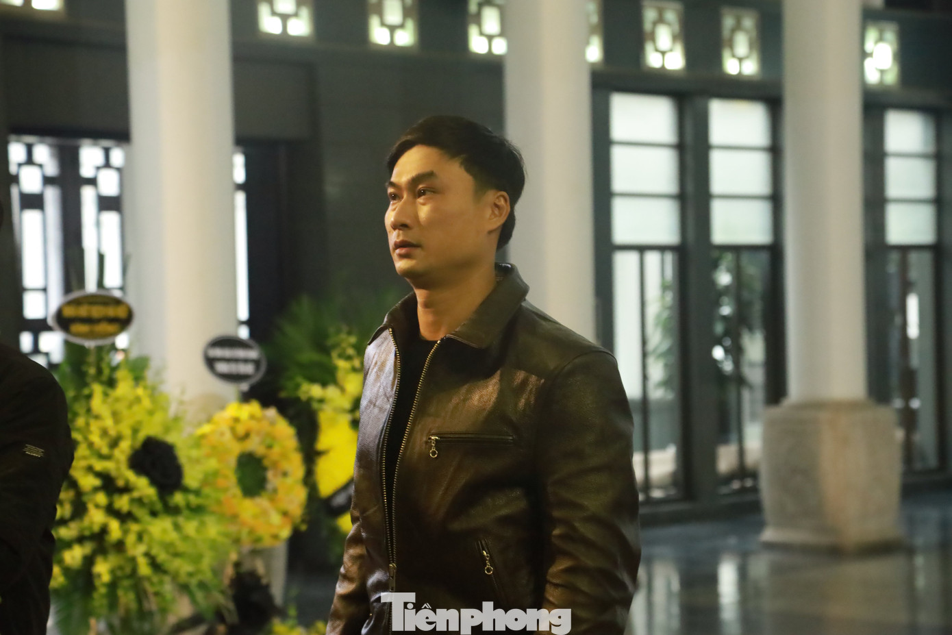 Diễn viên Doãn Quốc Đam, Duy Hưng tiễn biệt bậc tiền bối. Ảnh: TRỌNG TÀI.