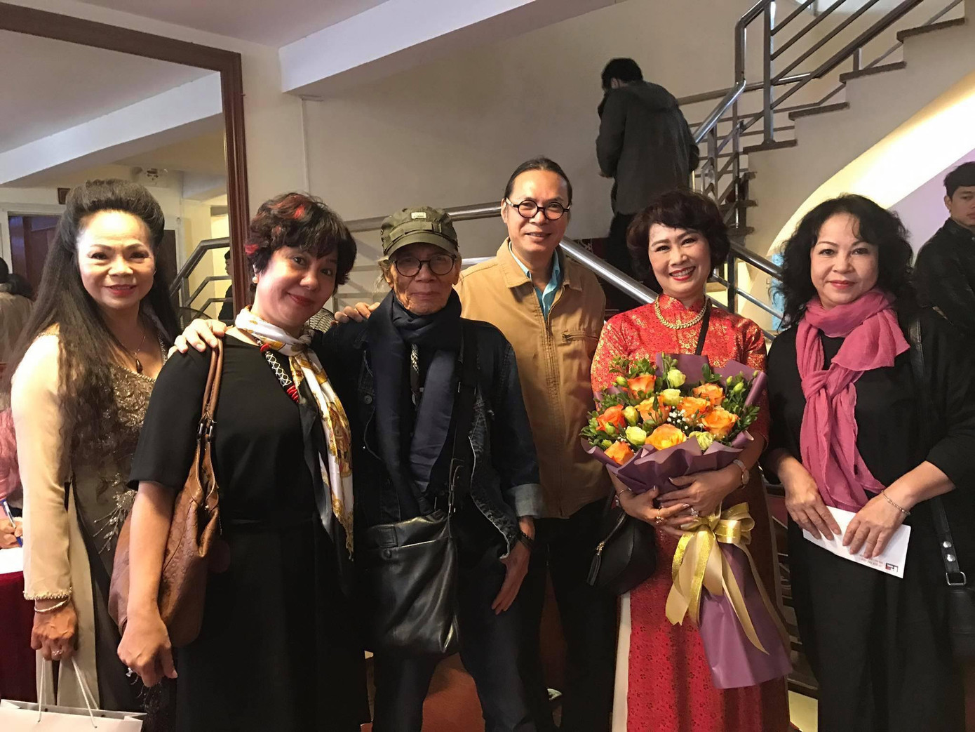 NSƯT Thu Hà, (thứ hai từ trái qua), NSND Doãn Hoàng Giang, NSƯT Trần Lực, Quế Hằng và NSƯT Thanh Quý.