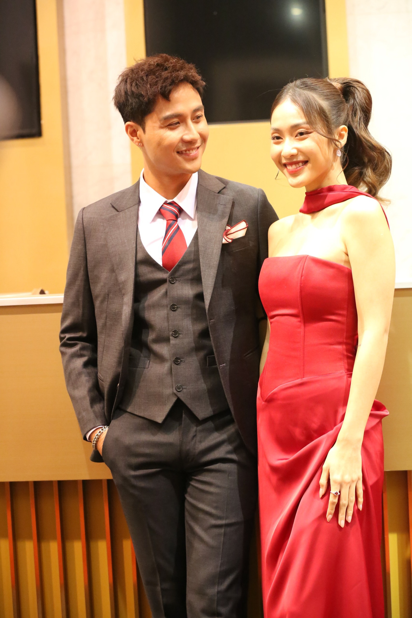 Khác với sự dè dặt của Thanh Sơn, Khả Ngân rất niềm nở, cởi mở chia sẻ với truyền thông về vai diễn và sự tái ngộ với Thanh Sơn.