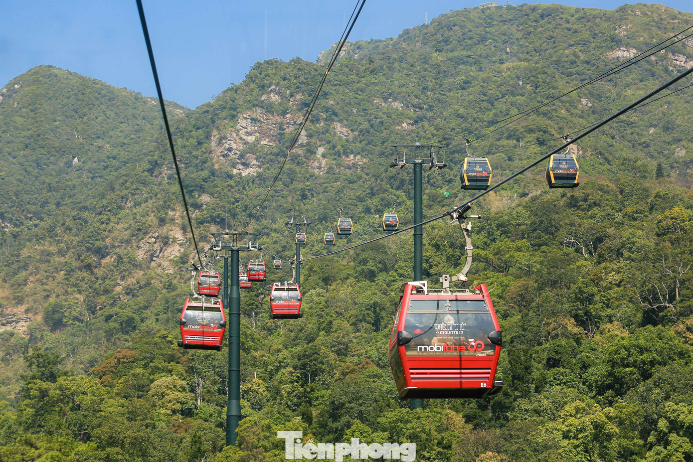 Các tuyến cáp treo chạy hết công suất để phục vụ nhu cầu người dân lên núi lễ Phật. Ảnh: TRỌNG TÀI.