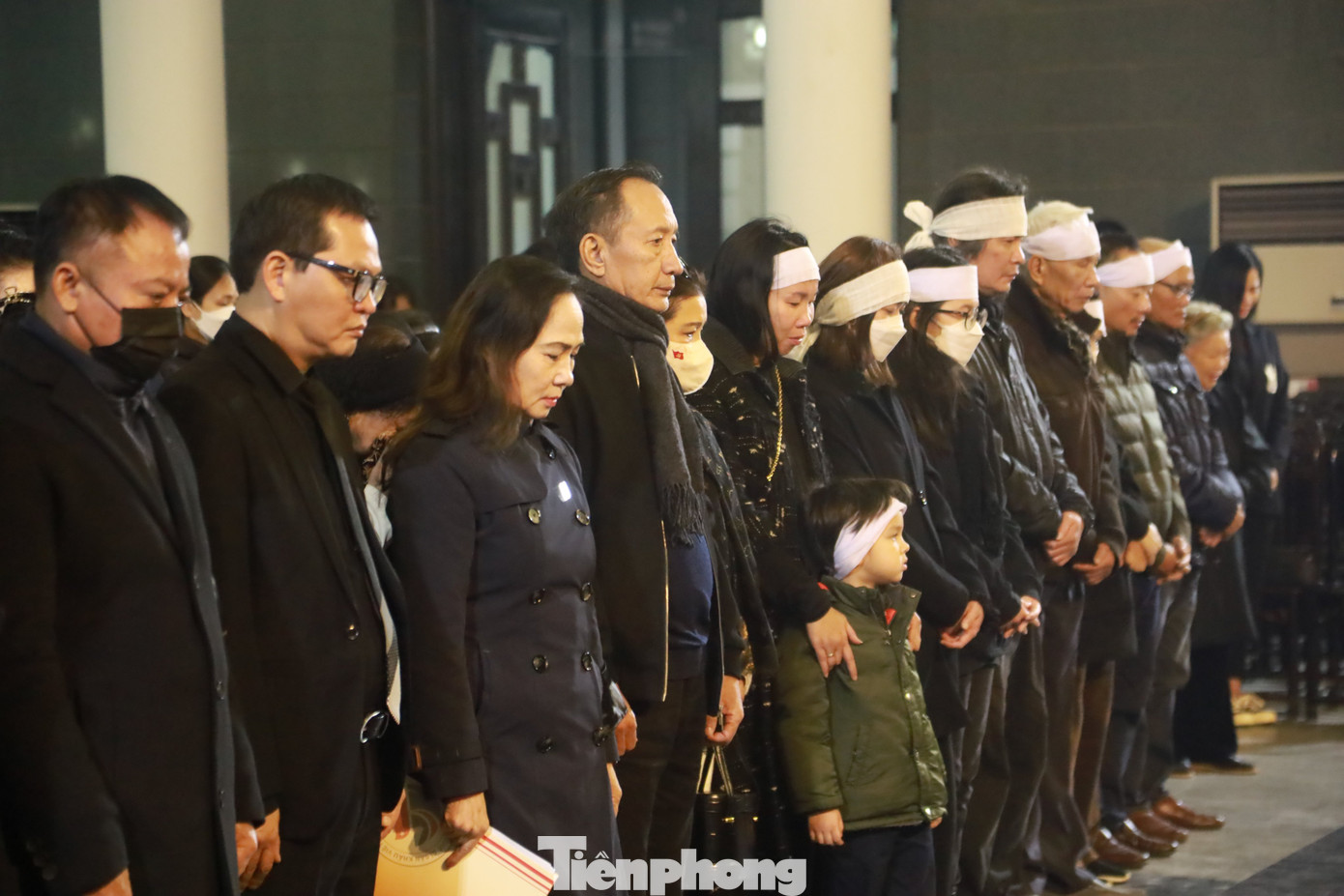 Gia đình và các thế hệ nghệ sĩ trong giây phút tiễn biệt NSND Doãn Hoàng Giang. Ảnh: TRỌNG TÀI.