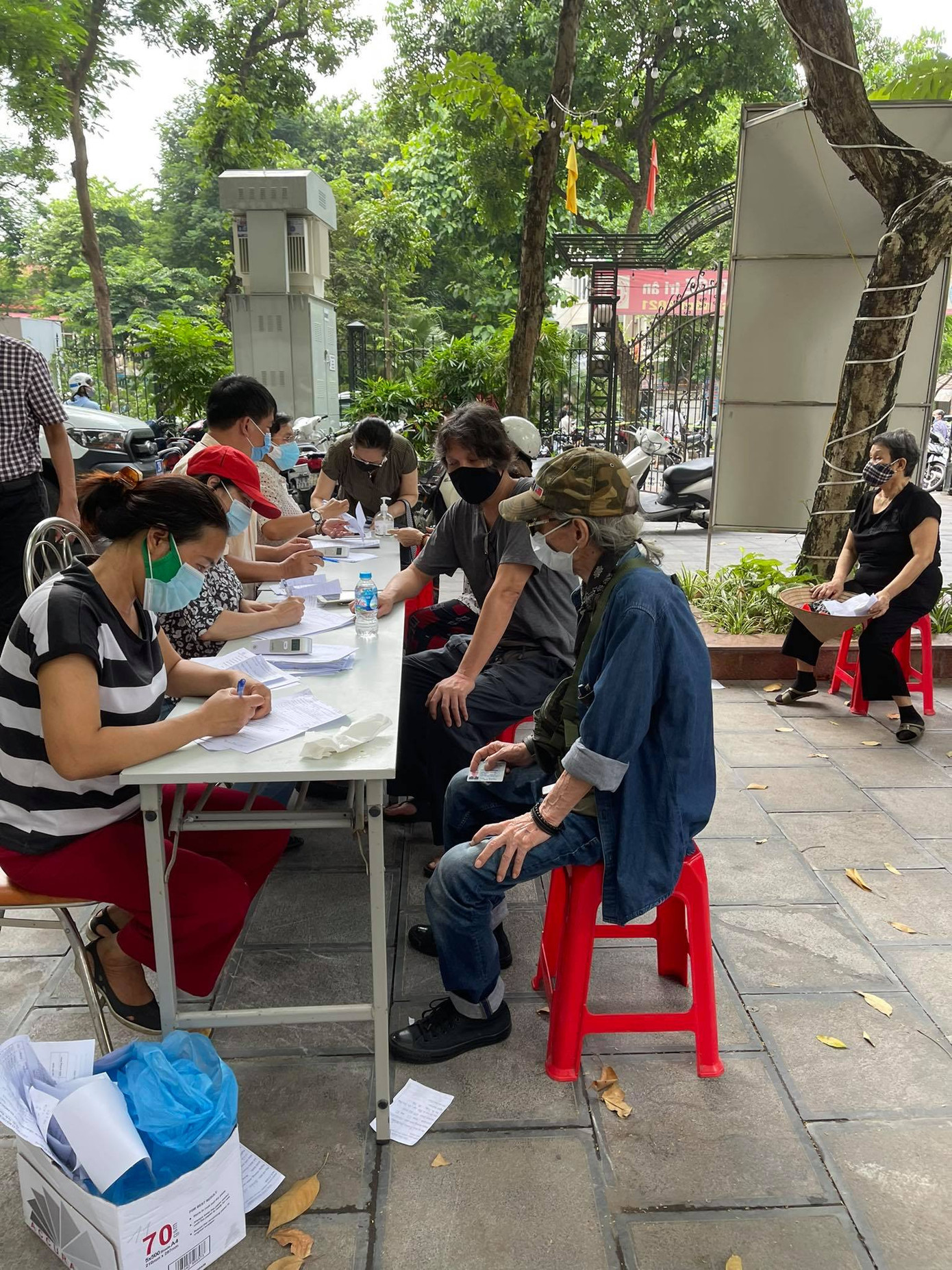 NSND Doãn Hoàng Giang chần chừ rất lâu rồi cũng chịu tiêm vắc xin trong đợt dịch bùng phát.