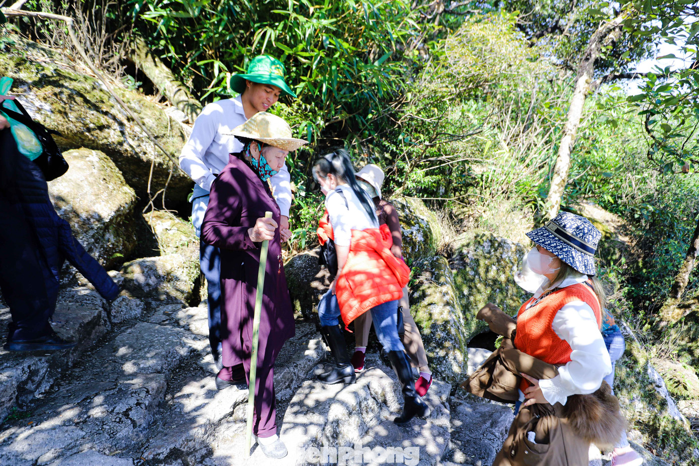 Bất chấp tuổi tác, Yên Tử luôn là chốn hành hương hàng năm của nhiều du khách. Ảnh: TRỌNG TÀI.