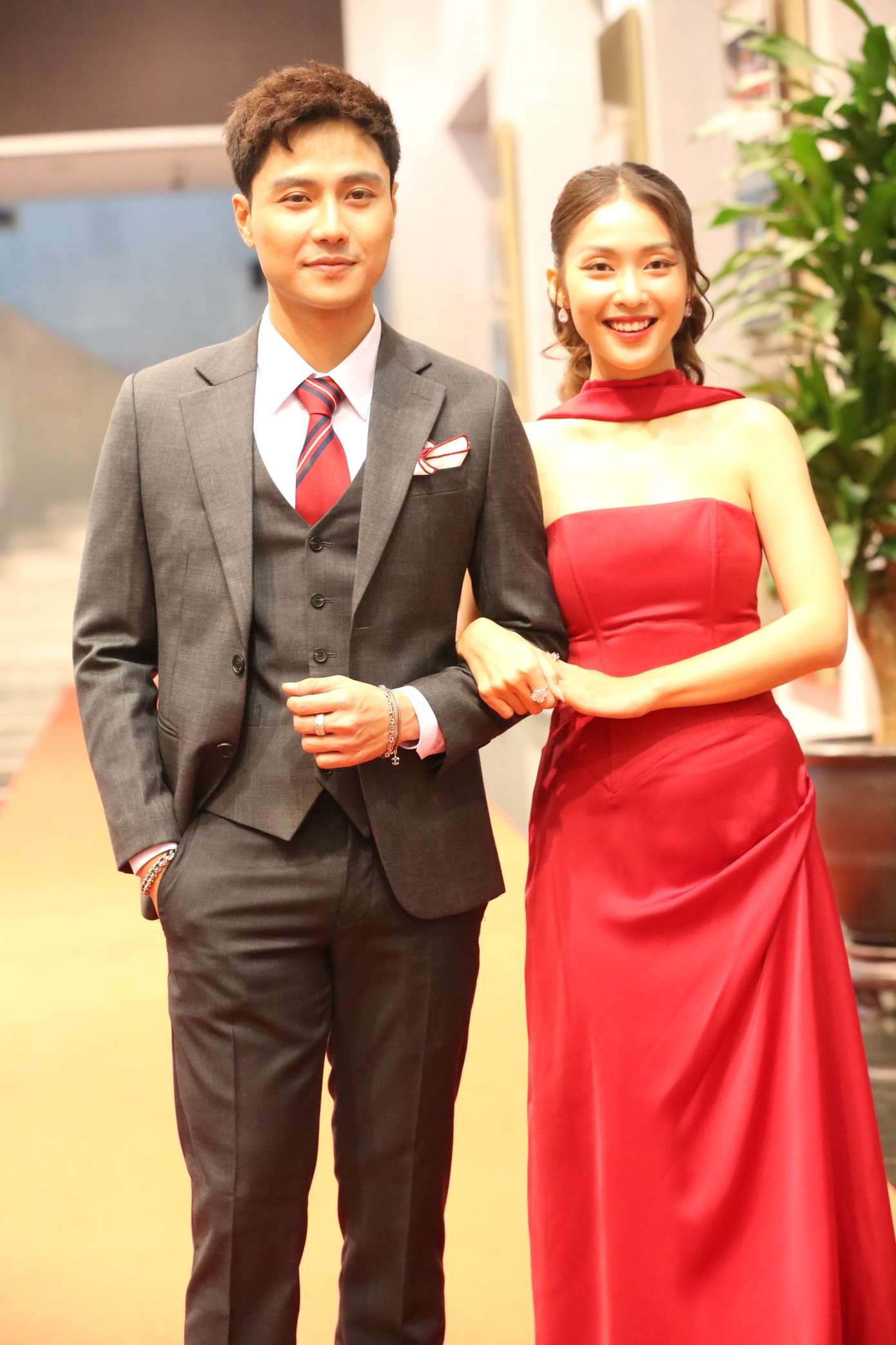 Thanh Sơn - Khả Ngân dắt tay nhau vào Top 3 đề cử cho hai hạng mục diễn xuất. Sự ăn ý từ 11 tháng 5 ngày tiếp tục nối dài. Trả lời Tiền Phong, Khả Ngân cho biết cô bất ngờ về đề cử năm nay. Bộ đôi này sớm tái ngộ trong một dự án phim mới.