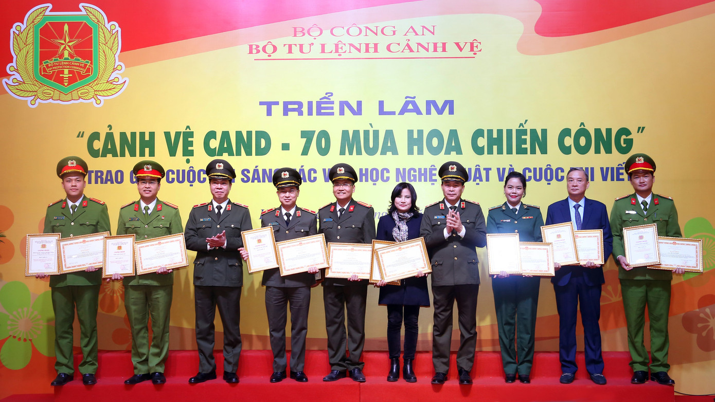 Trung tướng Lê Quốc Hùng, Ủy viên Trung ương Đảng, Thứ trưởng Bộ Công an và Thiếu tướng Trần Hải Quân, Tư lệnh Bộ Tư lệnh Cảnh vệ trao Bằng khen cho các tác giả đạt giải Nhất ở hai cuộc thi.