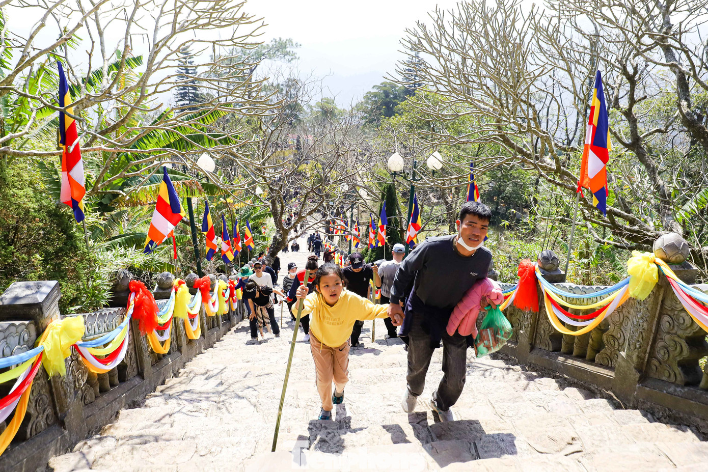 Trẻ em cũng theo chân người nhà hành hương về Yên Tử. Ảnh: TRỌNG TÀI.