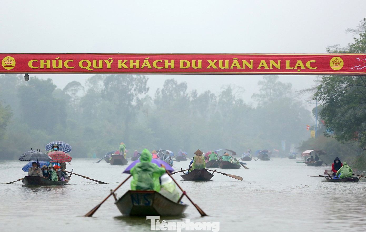 Lễ hội chùa Hương thu hút hàng vạn du khách trong ngày khai hội. Ảnh: TRỌNG TÀI.