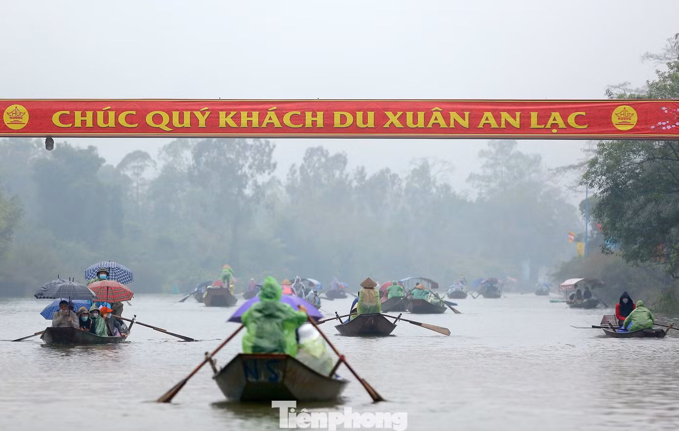Lễ hội chùa Hương thu hút hàng vạn du khách trong ngày khai hội. Ảnh: TRỌNG TÀI. Lễ hội chùa Hương thu hút hàng vạn du khách trong ngày khai hội. Ảnh: TRỌNG TÀI.
