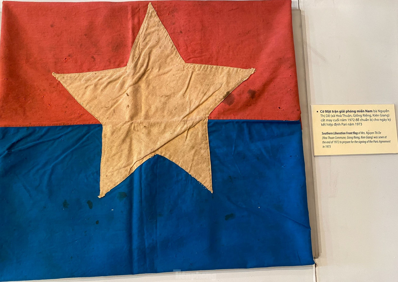 Cờ Mặt trận giải phóng miền Nam do một phụ nữ Kiên Giang cắt may cuối năm 1972, chuẩn bị cho ngày ký kết Hiệp định Paris năm 1973. Cờ Mặt trận giải phóng miền Nam do một phụ nữ Kiên Giang cắt may cuối năm 1972, chuẩn bị cho ngày ký kết Hiệp định Paris năm 1973.