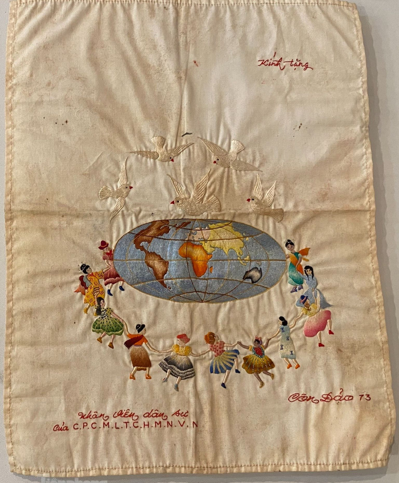 Bức thêu của nhân viên dân sự Chính phủ Cách mạng lâm thời Cộng hòa miền Nam Việt Nam tại Côn Đảo. Bức thêu của nhân viên dân sự Chính phủ Cách mạng lâm thời Cộng hòa miền Nam Việt Nam tại Côn Đảo.