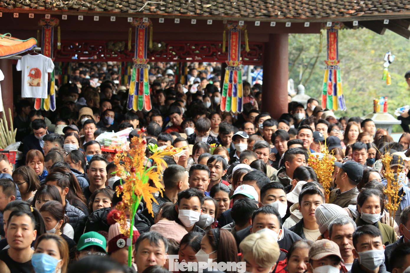 Sau hai năm dịch bệnh gần như đóng cửa, chùa Hương đông nghẹt du khách trong ngày khai hội. Ảnh: TRỌNG TÀI.