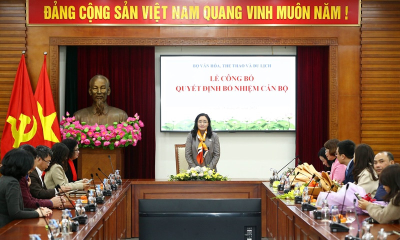 Thứ trưởng Trịnh Thị Thủy chủ trì lễ công bố các quyết định bổ nhiệm cán bộ.