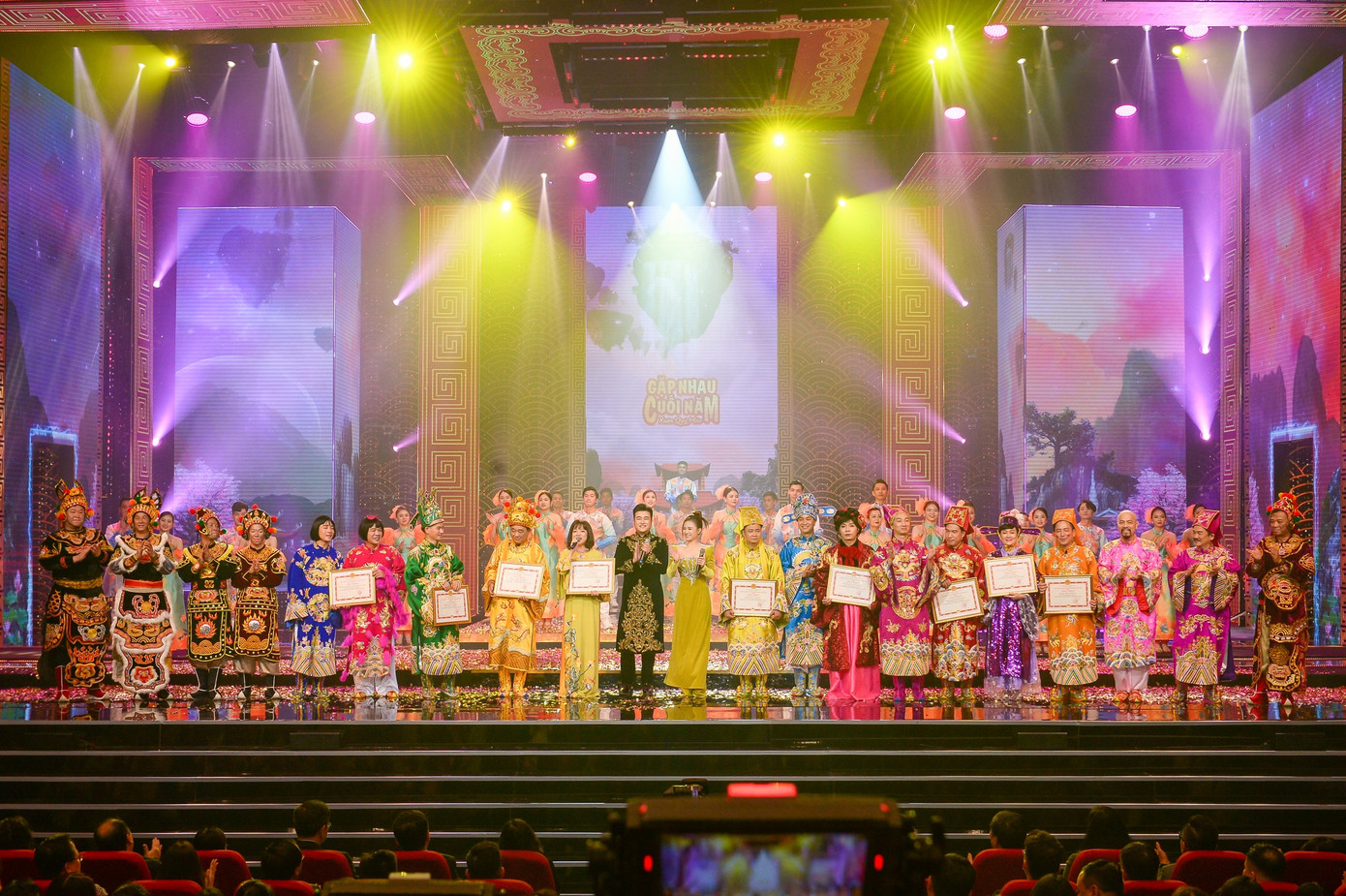 Tri ân các nghệ sĩ tham gia Táo quân. Tri ân các nghệ sĩ tham gia Táo quân.