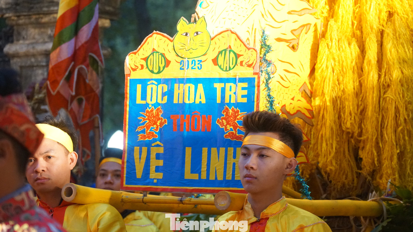 Lễ vật đầu tiên là lộc hoa tre của thôn Vệ Linh, xã Phù Linh. Hoa tre được làm bằng những thanh tre dài khoảng 50 cm, đường kính khoảng 1 cm, đầu được vót thành xơ và nhuộm màu. Ảnh: TRỌNG TÀI.