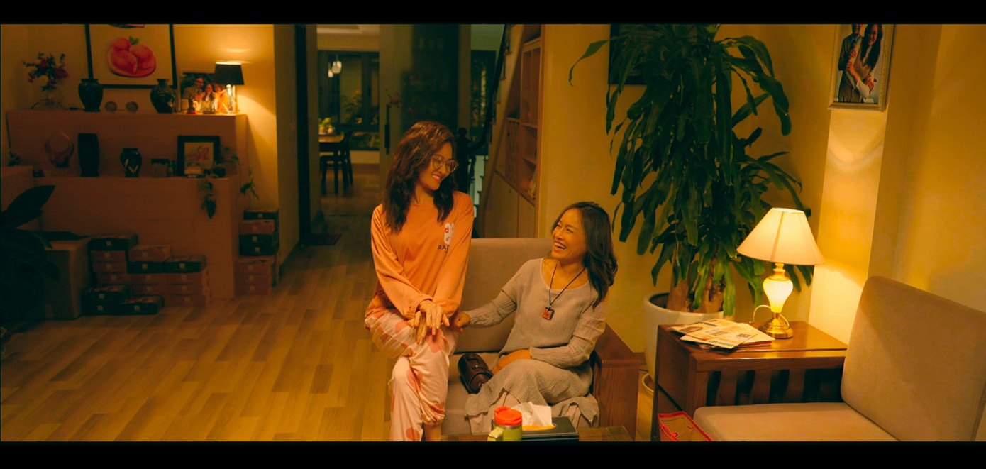 Nghệ sĩ Tú Oanh tái xuất với màu sắc khác hẳn Hương vị tình thân.